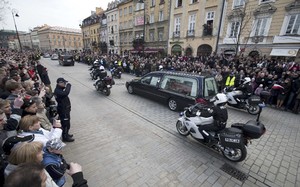 Streets Of Warsaw as the Polish Presidents body is driven through crowd of mourning polls - Photo by: STR/REUTERS