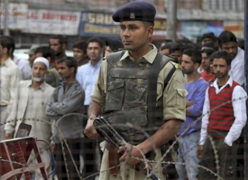 Indian Paramilitary soldier on watch - Photo by : AP/Mukhtar Khan