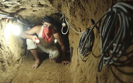 Tunnels used by Palestinians passing to Egypt and Israel. - Photo by: Reuters