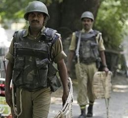 Indian-paramilitary-soldiers-patrol-in-Srinagar