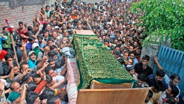 Mourners carry the coffin of teenager above shoulders protesting the Indian police - Photo By : Aman Farooq/GK