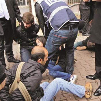 5 students arrested for protesting President Gül in Turkey