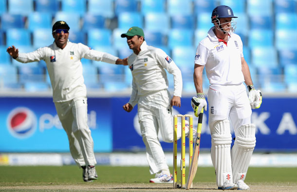 Pakistan Celebrates Beating England in a spinning Cricket world