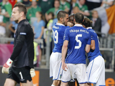 His harsh words aimed at Italian bench was muffled Balotelli 's teammate in a joint effort to silence the Super Sick Mario the Balotelli. 