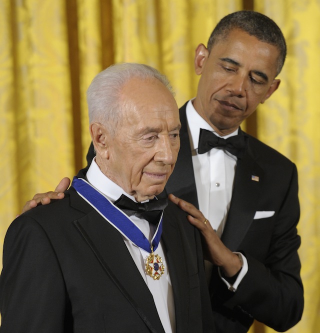 Barack Obama pins the medal of freedom to Shimon Peres at White House