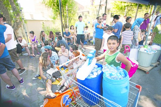 Kids, even veiled women sold beer in Eyüp to festival people at One Love Festival Istanbul, despite the alcohol ban !