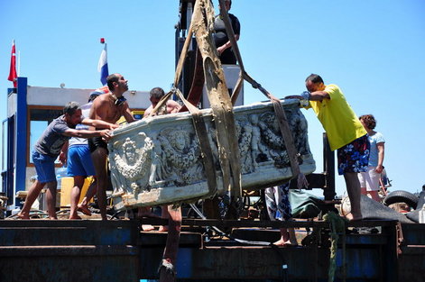 Turkey historical heritage springs out from water and soil : Sarcophagus discovered 20 meters away from the shore !