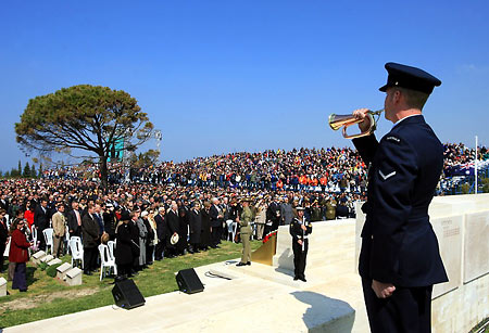 Thousands of Anzacs commemorate the fallen on Anzac Day in ...