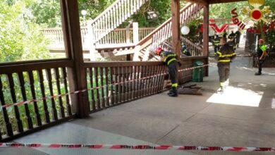 Stairs collapse in Globe Theater