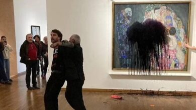 Oil attack on famous Gustav Klimt painting