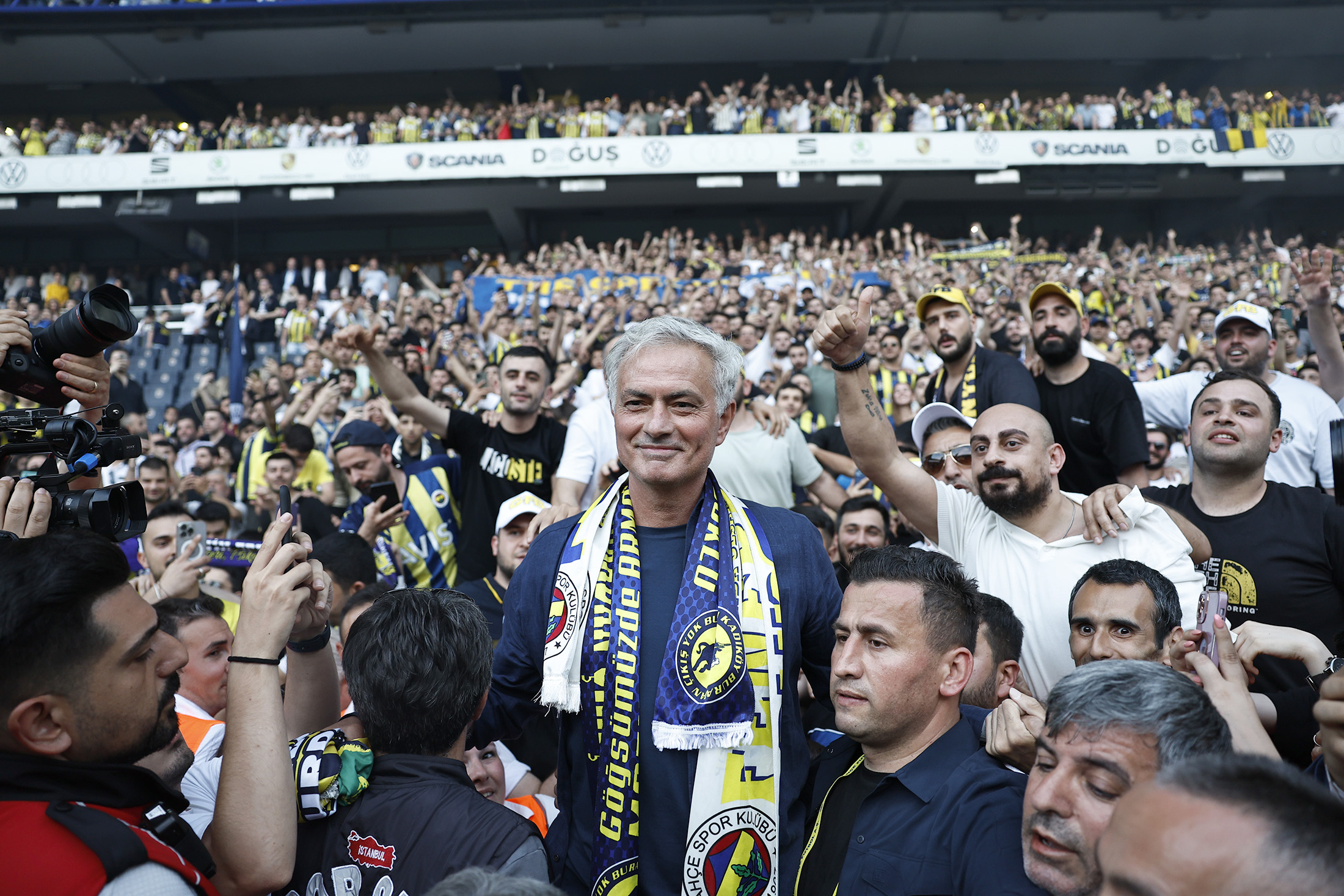 Renowned head coach Jose Mourinho met the fans of his new team, Turkish Super Lig side Fenerbahce, on Sunday.