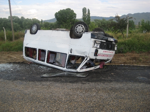 yolcu minibusu takla atti