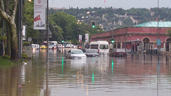 İstanbul’da Sağanak Hayatı Felç Etti