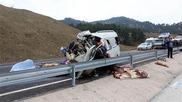 kahramanmaraş minibüs kamyonun altına girdi