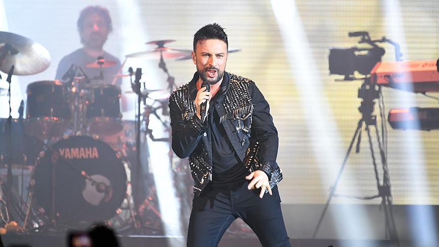 Megastar Tarkan Düsseldorf’da konser verdi