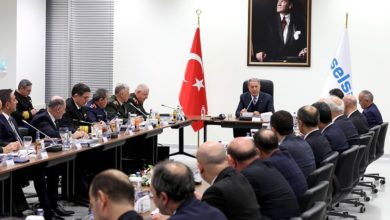 Milli Savunma Bakanı Hulusi Akar, beraberinde Genelkurmay Başkanı Orgeneral Yaşar Güler, Kara Kuvvetleri Komutanı Orgeneral Ümit Dündar, Hava Kuvvetleri Komutanı Orgeneral Hasan Küçükakyüz, Deniz Kuvvetleri Komutanı Oramiral Adnan Özbal, Bakan Yardımcıları Muhsin Dere ve Alpaslan Kavaklıoğlu ile ASELSAN’ı ziyaret etti. ASELSAN Yönetim Kurulu Başkanı Haluk Görgün’den brifing alan Akar ve TSK komuta kademesi, daha sonra çalışmalara ilişkin gerçekleştirilen toplantıya katıldı. ( Arif Akdoğan - Anadolu Ajansı )