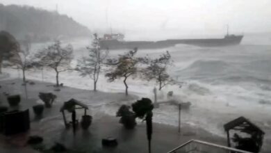 Olumsuz hava koşulları yurdun genelinde etkisini gösteriyor. Fırtına sebebiyle Zonguldak’ta bir gemi battı.