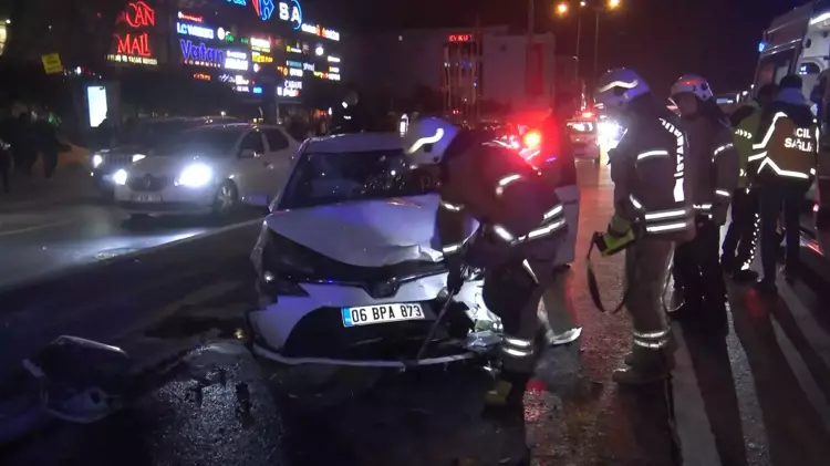 Avcılar'da iki otomobilin karıştığı kazada 4 kişi yaralandı. Kaza nedeniyle D-100 Karayolu Beylikdüzü istikametinde trafik yoğunluğu oluştu.