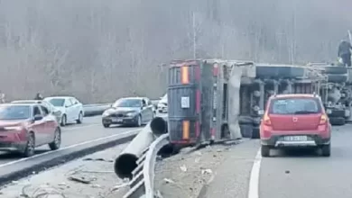 bursada feci kaza boru yuklu tir devrildi