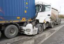 Kuzey Marmara Otoyolu’nda uyuya kalan beton mikseri şoförü, gişelerde tıra arkadan çarptı. Olay sebebiyle iki kişi yaralandı.