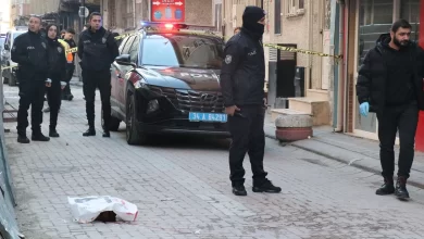 İstanbul Zeytinburnu'nda yabancı uyruklu bir kişi arkadaşının başını balta ile kesti.