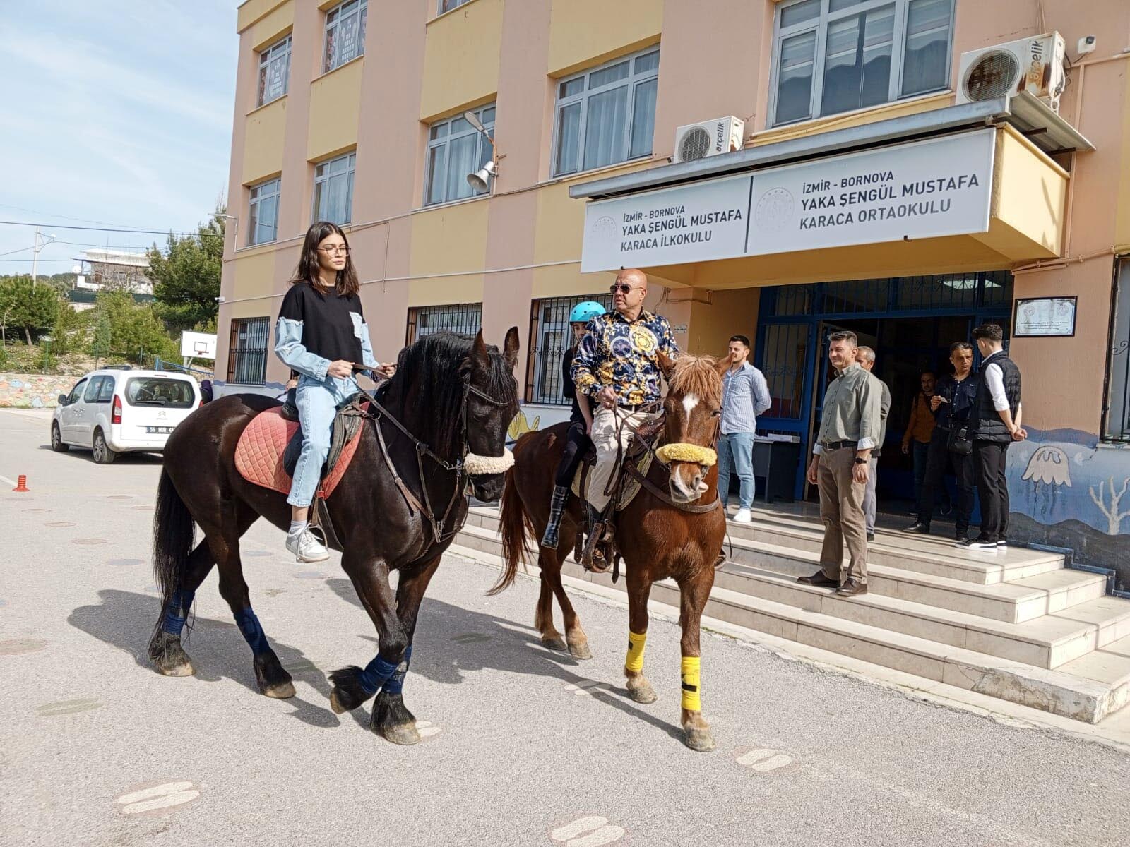 Türkiye genelinde 31 Mart 2024 Mahalli İdareler Genel Seçimi için oy verme işlemi başladı. İzmir’de oy vermeye bir grup atlarıyla birlikte gitti.