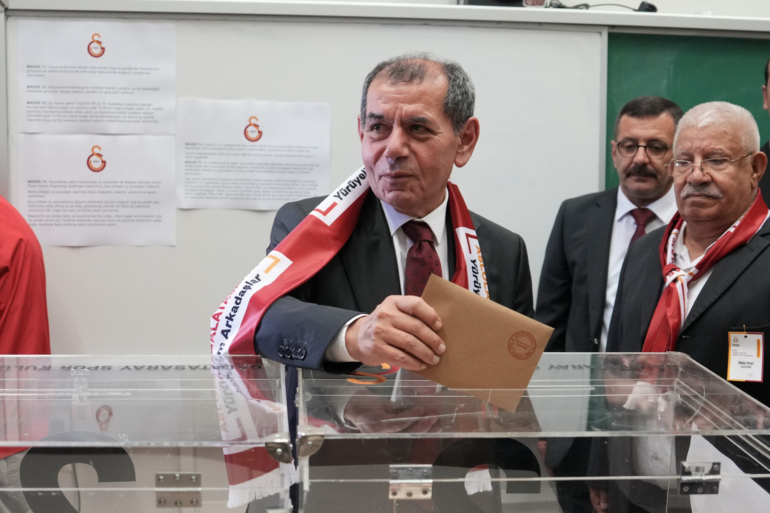 Galatasaray'da başkanlık seçimi 25 Mayıs Cumartesi günü gerçekleşti. 14.sandığın sonuçlarının açıklanmasının ardından Dursun Özbek'in başkanlığı garantiledi.