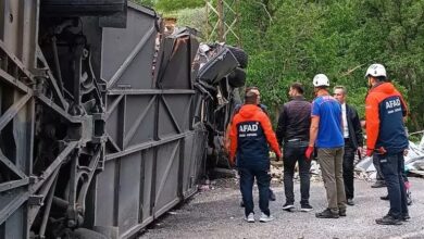 Bitlis-Van kara yolunda yolcu otobüsü ile kamyonun çarpıştı. Kazada 2 kişi hayatını kaybetti, 30 kişi yaralandı.
