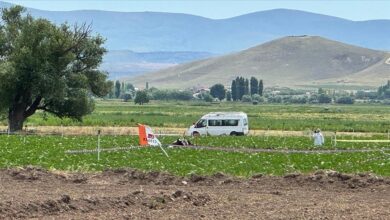 Kayseri'de kaza kırıma uğrayan eğitim uçağı düştü. Yaşanan kaza sebebiyle iki pilot şehit oldu.