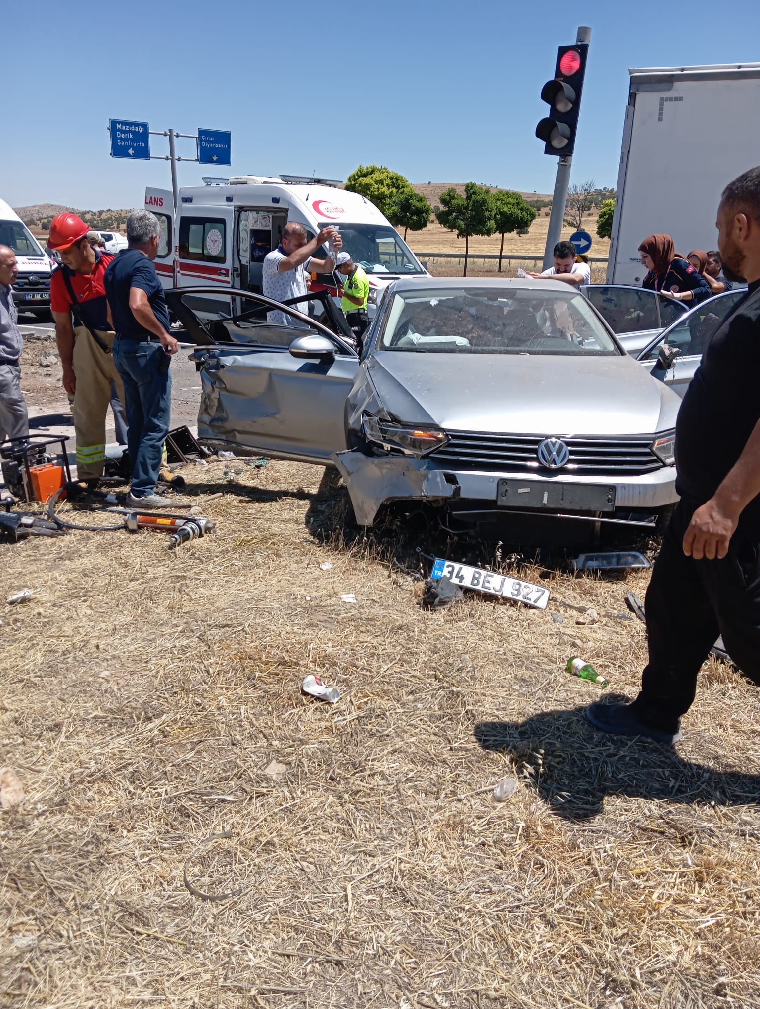 Mardin’de TIR ile otomobilin çarpıştığı kazada 6 kişi yaralandı. Hastaneye kaldırılan yaralılardan birinin durumunun ağır olduğu öğrenildi.