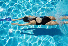 Doç. Dr. Özcan Kaya, skolyoz başlangıcı olanlarda yüzmenin omurga eğriliğini artırdığını belirtti.