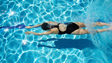Doç. Dr. Özcan Kaya, skolyoz başlangıcı olanlarda yüzmenin omurga eğriliğini artırdığını belirtti.