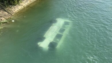 Adana'da meydana gelen trafik kazasında iki araç kanala devrildi. Kaza sebebiyle iki kişi hayatını kaybetti.