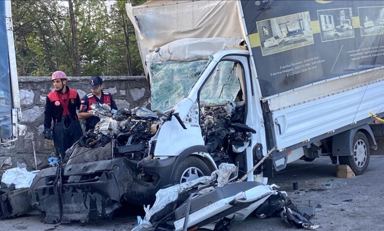 Çorum'da park halindeki tıra arkadan çarpan mobilya yüklü kamyonetteki 3 kişi hayatını kaybetti.