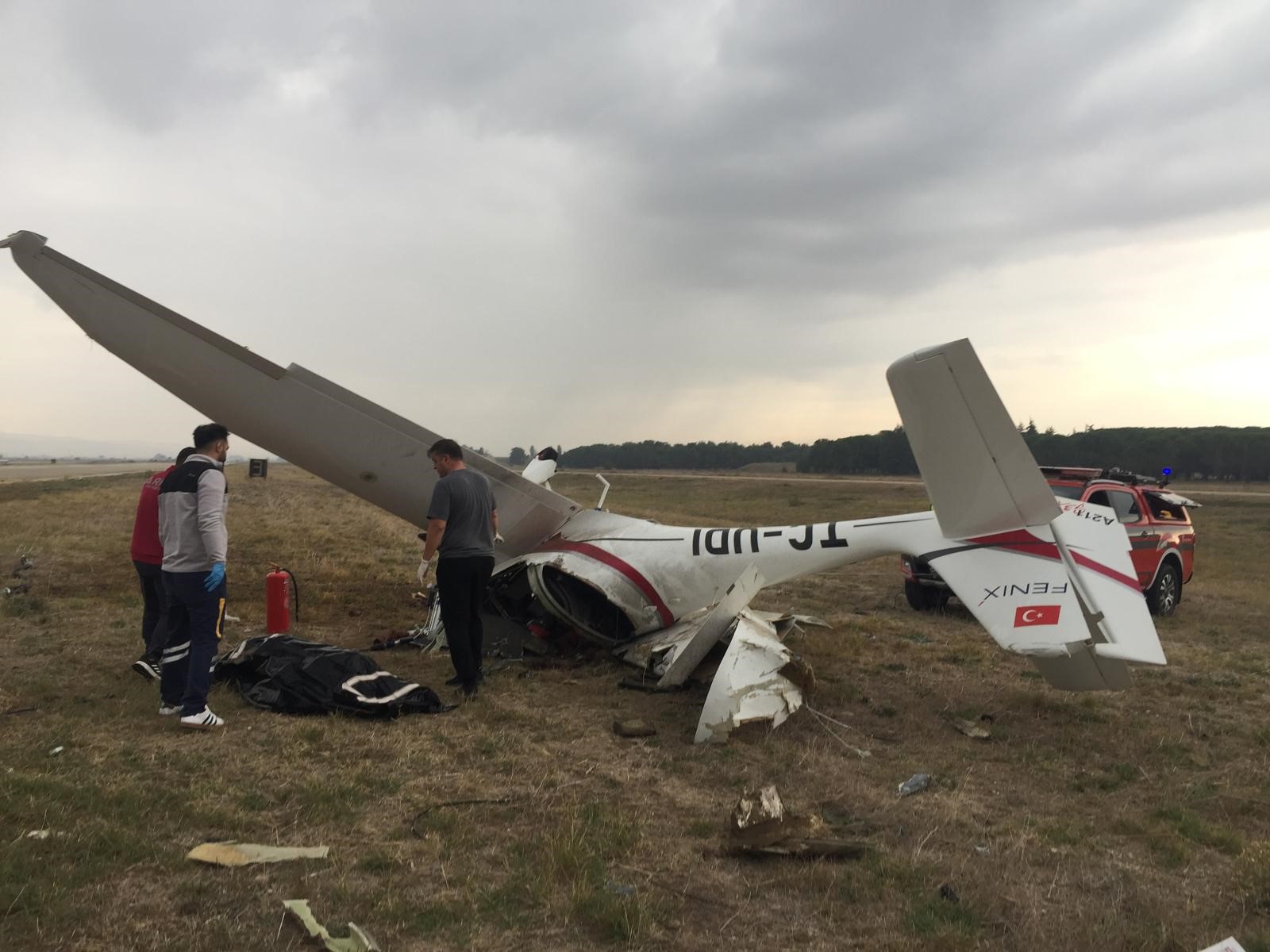 Bursa'nın Yenişehir İlçesi'nde havalimanı apron kısmına bir eğitim uçağının düşmesi sonucu 2 pilot hayatını kaybetti.