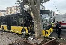 İstanbul Bahçelievler'de sabah saatlerinde kontrolden çıkan bir İETT otobüsü, yol kenarındaki ağaca çarptı.