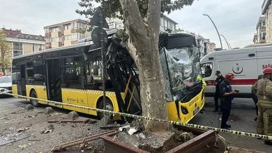 İstanbul Bahçelievler'de sabah saatlerinde kontrolden çıkan bir İETT otobüsü, yol kenarındaki ağaca çarptı.