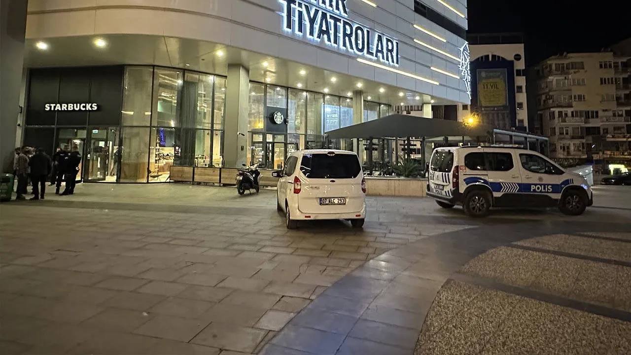 Antalya’da Starbucks şubesine yüzü maskeli bir kişi tarafından molotoflu saldırı düzenlendi.