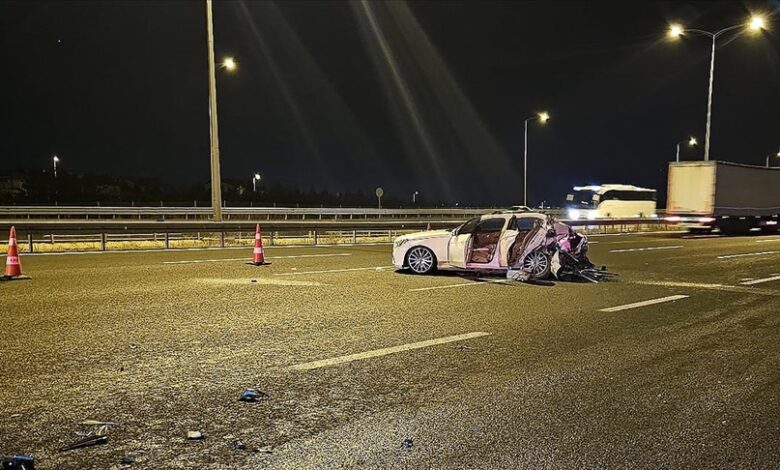 Ankara-Niğde Otoyolu'nda bir tır ile otomobilin çarpışması sonucu 1 kişi hayatını kaybetti, 2'si çocuk 3 kişi yaralandı.