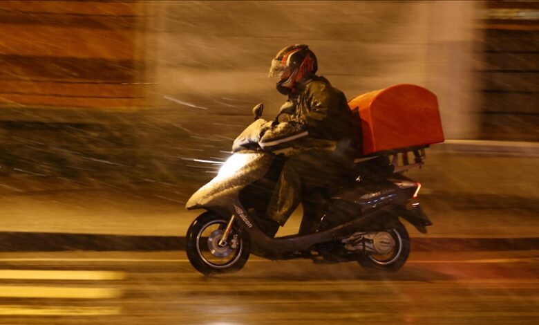 İstanbul Valisi Davut Gül, yoğun kar yağışı nedeniyle motosiklet, elektrikli scooter ve kuryelerin trafiğe çıkışının yasaklandığını açıkladı.