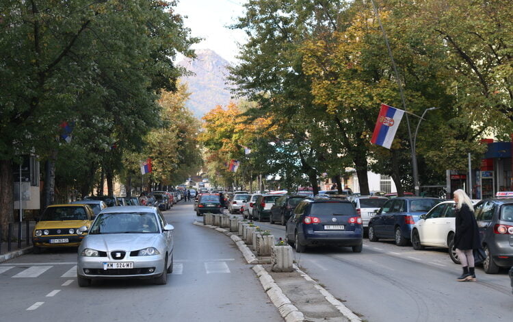 Kosova'nın kuzeyinde yaklaşık 1500 Sırp, Sırbistan kurumları tarafından verilen ve Kosova şehirlerini simgeleyen araç plakalarını, Kosova Cumhuriyeti (RKS) plakalarıyla değiştirdi.