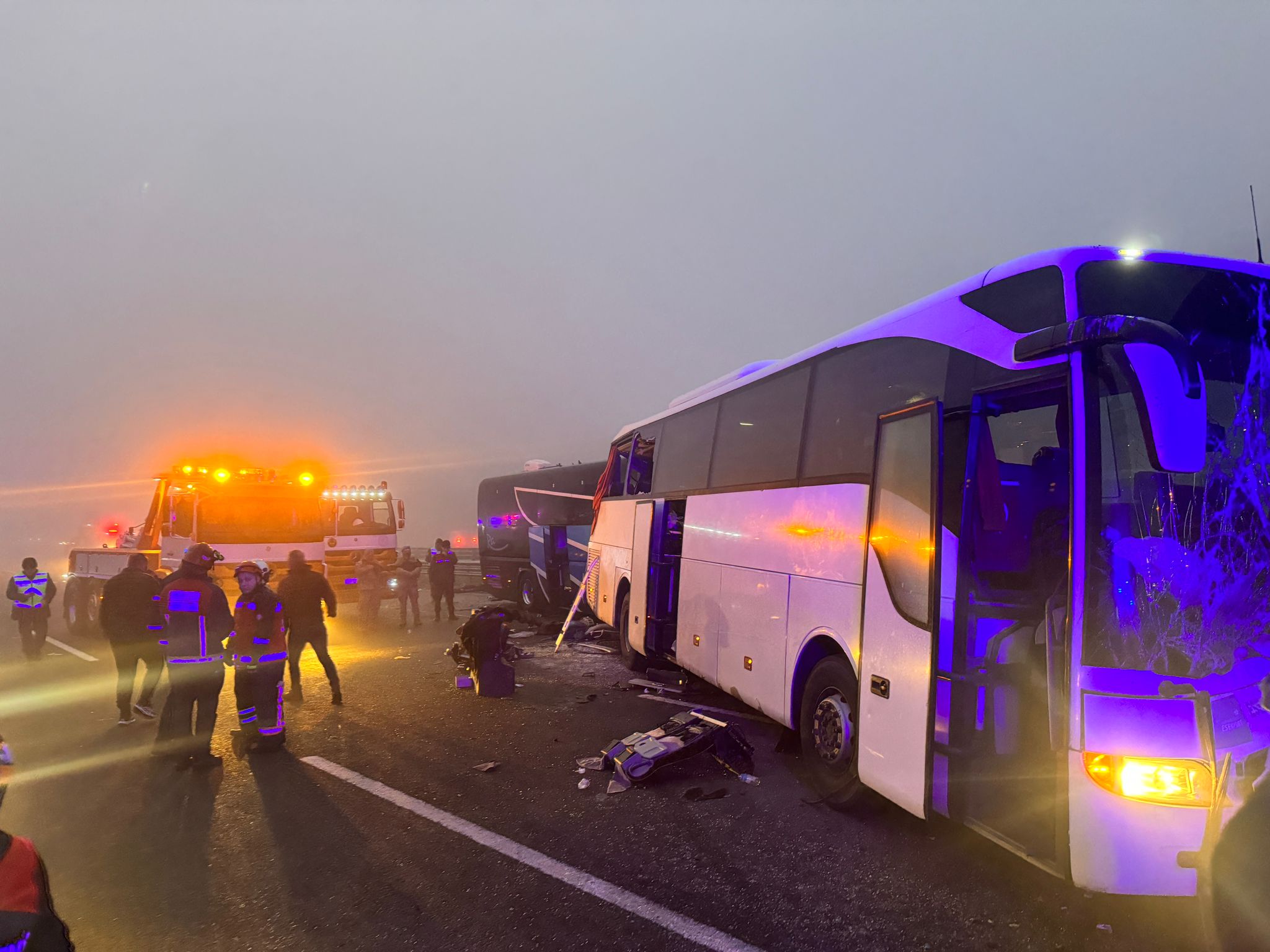 Kuzey Marmara Otoyolu’nun Sakarya kesiminde 7 aracın karıştığı zincirleme kaza meydana geldi. Katliam gibi kazada 10 kişi öldü 54 kişi yaralandı.