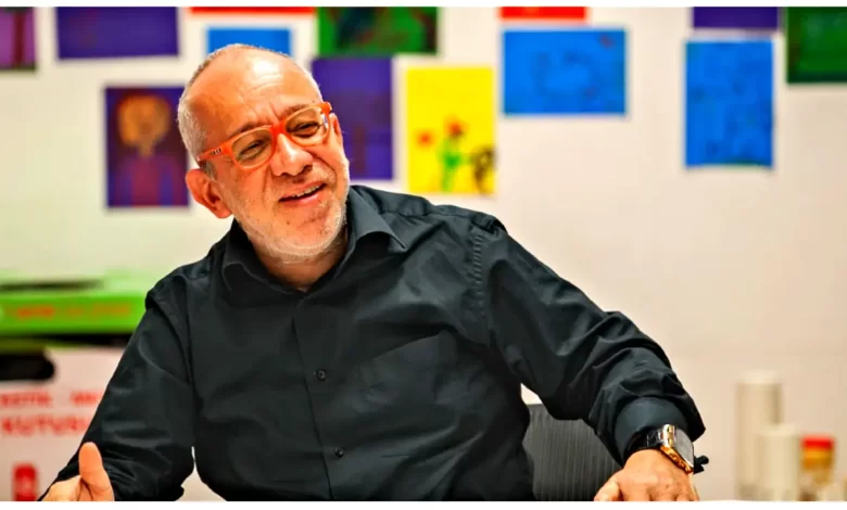 Yazar Mario Levi 66 yaşında İstanbul'da hayatını kaybetti. Levi'nin vefat haberi Buart Sanat Atölyesi'nin sosyal medya hesabından duyuruldu.