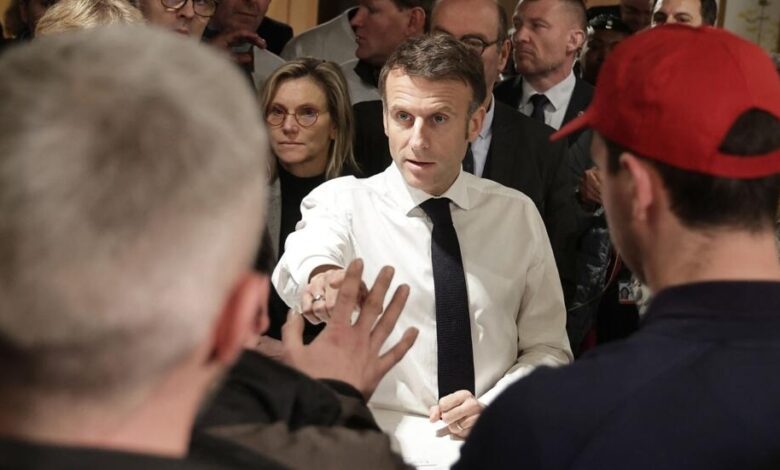 Paris’te toplanan onlarca Fransız çiftçiler, Cumhurbaşkanı Emmanuel Macron'un katıldığı Uluslararası Tarım Fuarı'nı bastı.