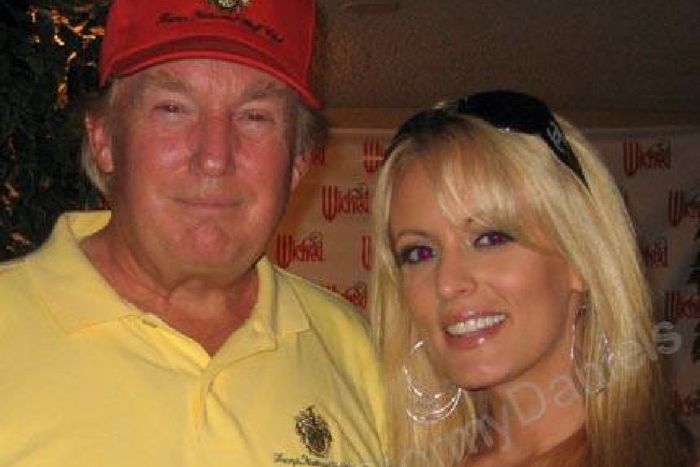 2006 2007 yılları arasında ilişkileri olduğu iddia edilen Donald Trump ve Stormy Daniels
