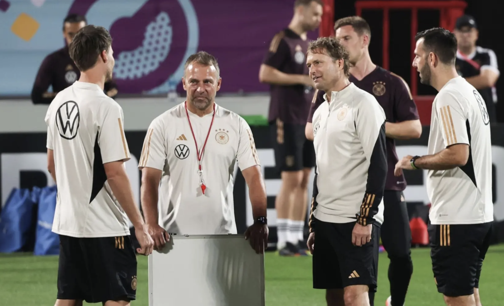 Hansi Flick'in yardımcıları Bayern'de kaleci antrenörü olarak görev yapan ve yardımcı antrenör olarak görev yapacak olan Toni Tapalovic ve Flick'in Alman milli takımındaki sağ kolu Marcus Sorg olacak.