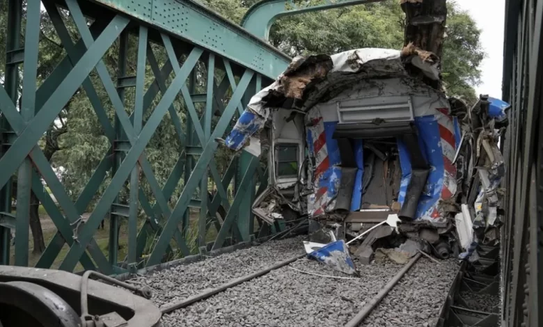 Arjantin'in başkentinde yolcu treninin yük vagonuna çarpması ve raydan çıkması sonucu en az 90 kişi yaralandı.