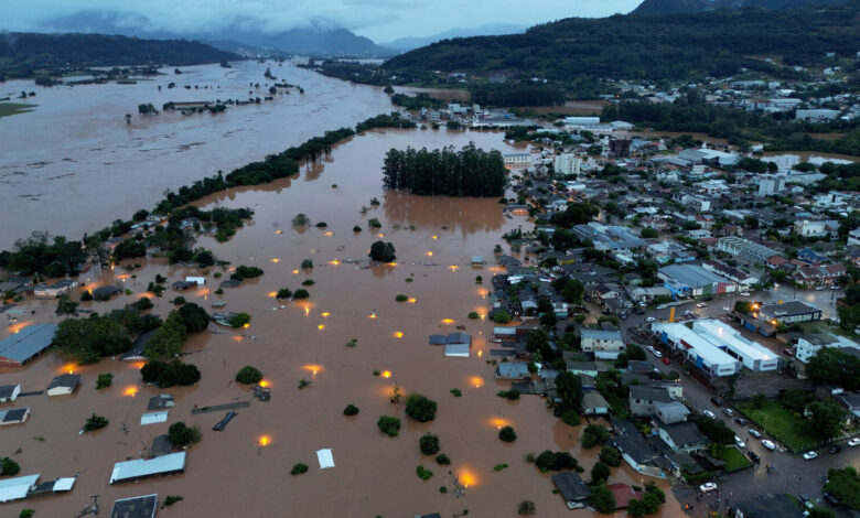 Brezilya'da şiddetli yağışların yol açtığı sellerde hayatını kaybedenlerin sayısının 29'a, kaybolanların sayısının ise 60'a çıktığı bildirildi.