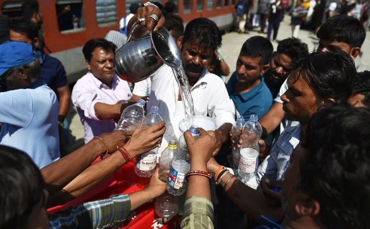 Hindistan'da sıcaklık rekoru kırıldı. Ülkede nefes almanın bile güçleştiği belirtilirken bir kadın sıcak çarpması sebebiyle hayatını kaybetti.