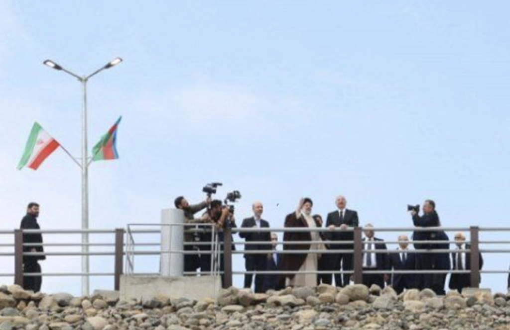 Azerbaycan Cumhurbaşkanı İlham Aliyev ve İran Cumhurbaşkanı İbrahim Reisi, iki ülke sınırında Kız Kalesi ve Hudaferin barajlarının açılışını yapmıştı. Aliyev ve Reisi iki ülke sınırında bir araya gelmişti.